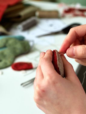 Keçe, oyuncaklar ustası yapılmış oyuncaklar üretim süreci.