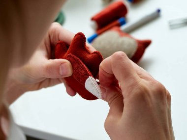 Keçe, oyuncaklar ustası yapılmış oyuncaklar üretim süreci.