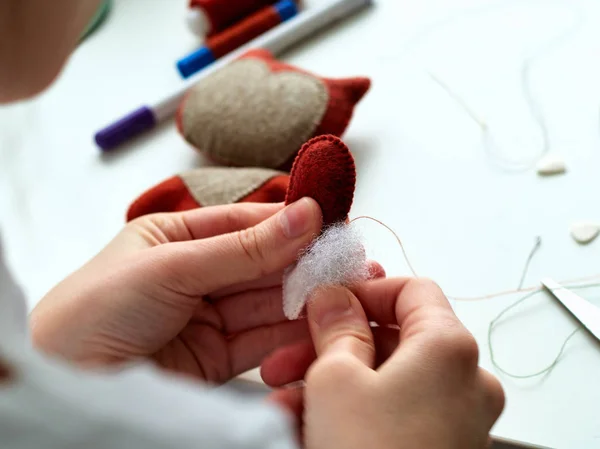 El proceso de fabricación de juguetes de fieltro, un maestro de los juguetes . — Foto de Stock