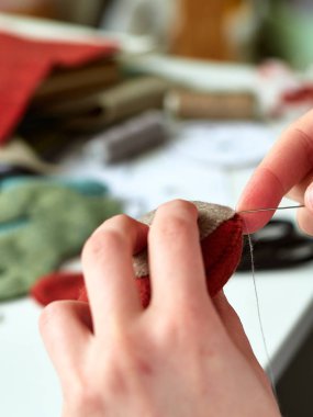 Keçe, oyuncaklar ustası yapılmış oyuncaklar üretim süreci.