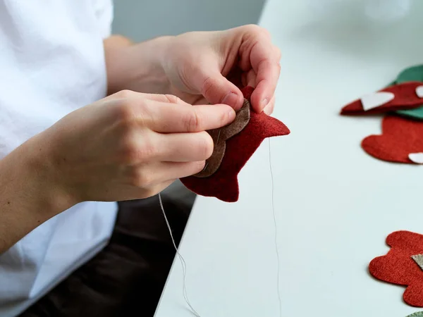 El proceso de fabricación de juguetes de fieltro, un maestro de los juguetes . — Foto de Stock