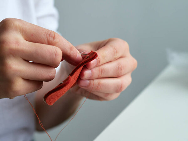 The process of manufacturing toys made of felt, a master of toys.