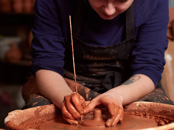 Keramikern fungerar i huvud verkstaden. — Stockfoto