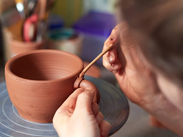 Le potier travaille dans l'atelier principal . — Photo