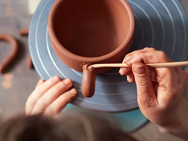 The potter works in the main workshop. — Stock Photo, Image