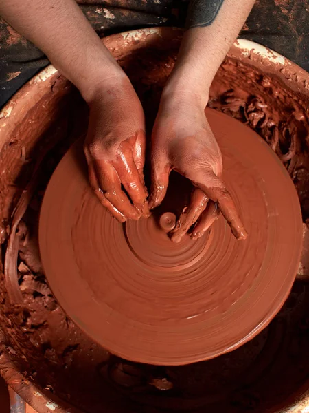 De Potter werkt in de hoofd workshop. — Stockfoto