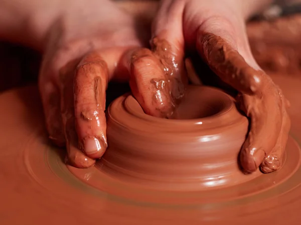 The potter works in the main workshop. — Stock Photo, Image