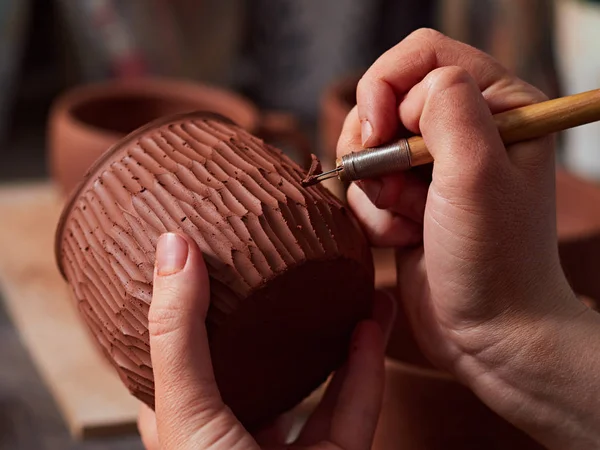 De Potter werkt in de hoofd workshop. — Stockfoto