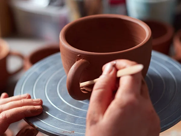 The potter works in the main workshop. — Stock Photo, Image