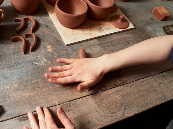 The potter works in the main workshop. — Stock Photo, Image