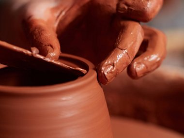 Çömlekçi ana atölyede çalışıyor.