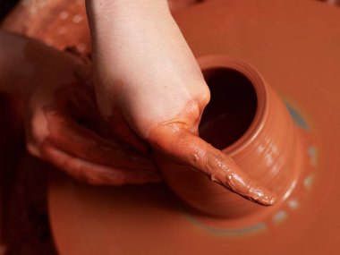 Çömlekçi ana atölyede çalışıyor.