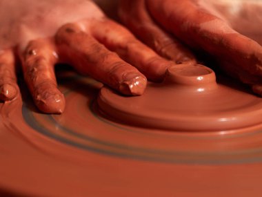 Çömlekçi ana atölyede çalışıyor.
