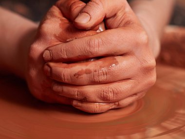 Çömlekçi ana atölyede çalışıyor.