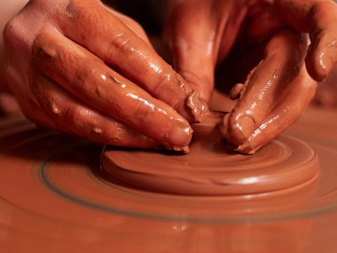 Çömlekçi ana atölyede çalışıyor.