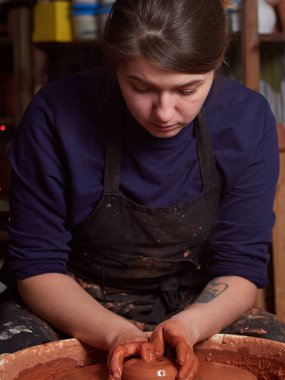 Çömlekçi ana atölyede çalışıyor.
