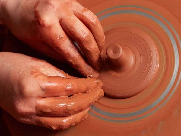 The potter works in the main workshop. — Stock Photo, Image