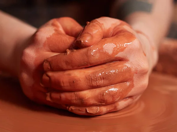 Il vasaio lavora nel laboratorio principale . — Foto Stock