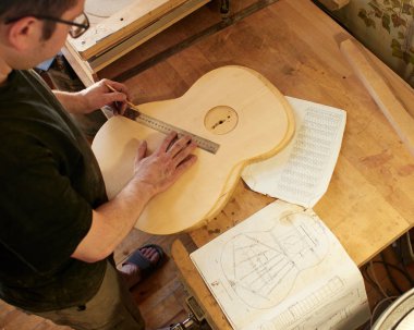 Klasik gitarın ses tablasına altbilgi ve parantezin İşaretlenmesi ve yapıştırMası.