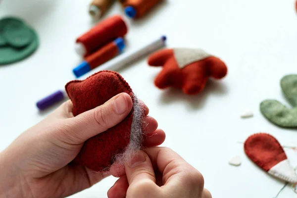 O processo de fabricação de brinquedos feitos de feltro, um mestre de brinquedos . — Fotografia de Stock