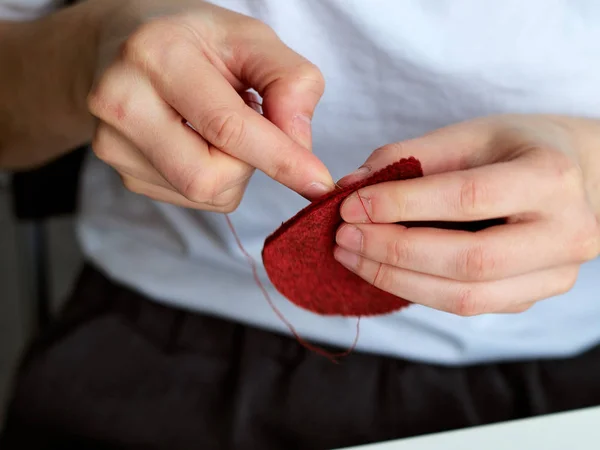 El proceso de fabricación de juguetes de fieltro, un maestro de los juguetes . — Foto de Stock