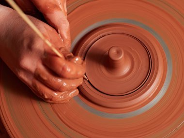 Çömlekçi ana atölyede çalışıyor.