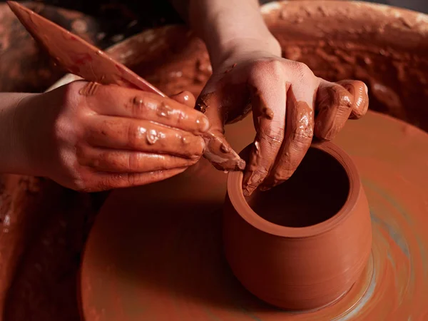 Keramikern fungerar i huvud verkstaden. — Stockfoto