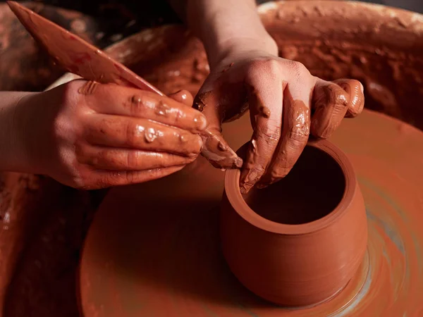 The potter works in the main workshop. — Stock Photo, Image