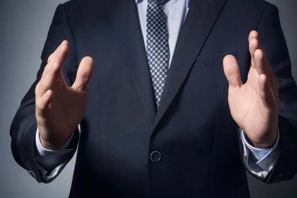 비즈니스 슈트를 입은 남자가 손을 넓게 들고 있다.. — 스톡 사진