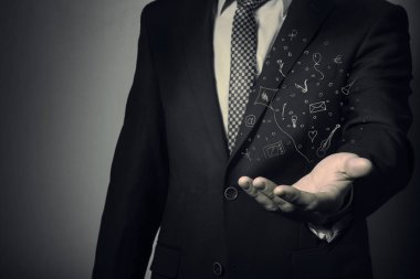 Elinde hayalleri olan bir bulut tutan işadamı.