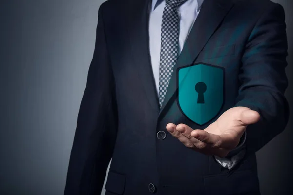 bir kalkan tutan işadamı.