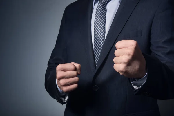Hombre traje de negocios mostrando puño . — Foto de Stock