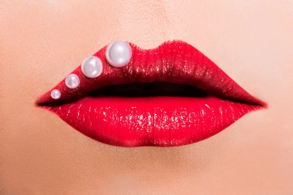 Hermosos labios rojos femeninos con perlas — Foto de Stock