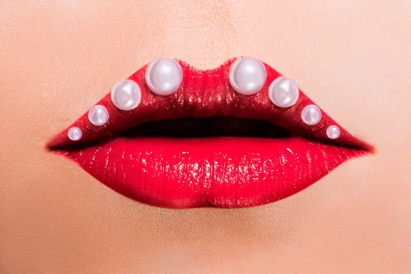 Όμορφα κόκκινα γυναικεία χείλη με μαργαριτάρια — Φωτογραφία Αρχείου
