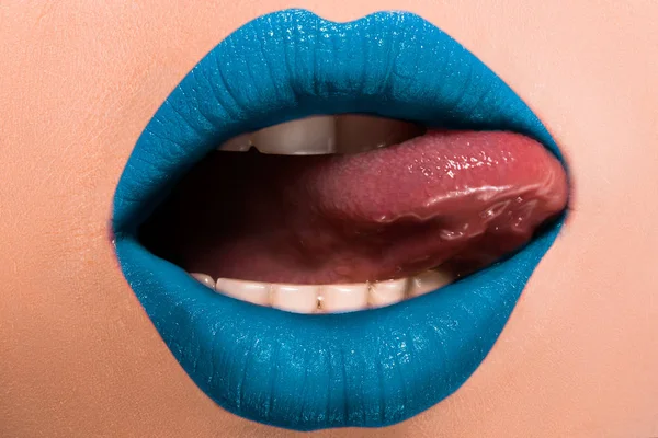 Schöne weibliche Lippen in Nahaufnahme. — Stockfoto