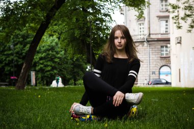 Kız arkasında bir hoverboard tutar