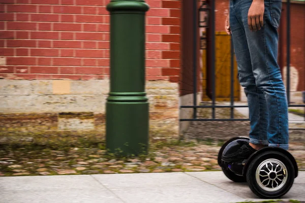 Facet jedzie na hoverboard — Zdjęcie stockowe