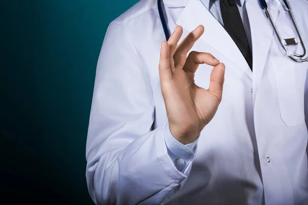 De arts toont het gebaar "Oke". — Stockfoto