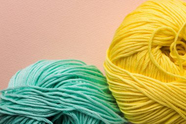 Pembe arka plan üzerinde turkuaz ve iplik sarı düğüm