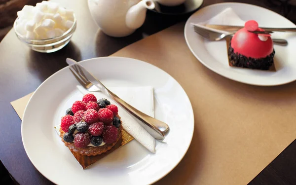Малиновый и малиновый фисташковый торт на столе . — стоковое фото