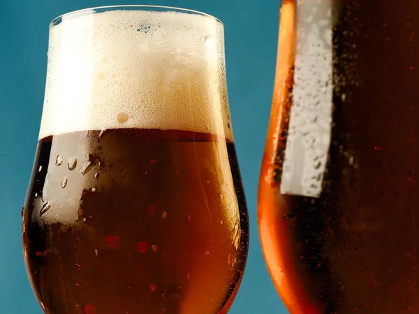 Bira kupaları dolu ağzına iki.