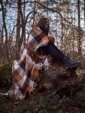 ormanda kahve ile yürümek.