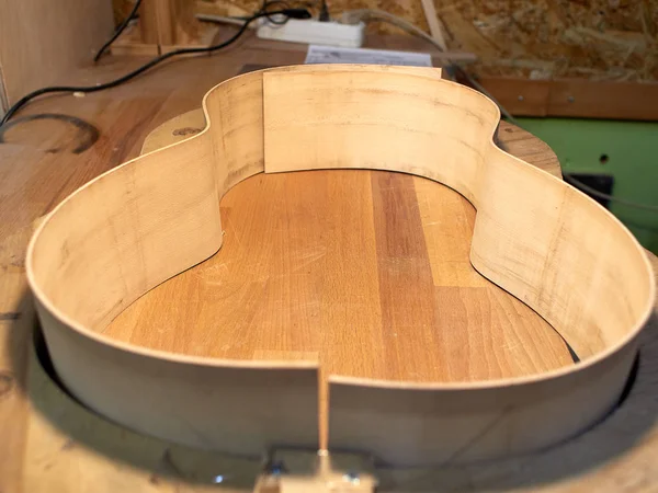 El yapımı klasik gitar. Gitar imalatı.