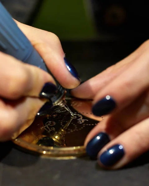 Woman engraver at work. — 스톡 사진