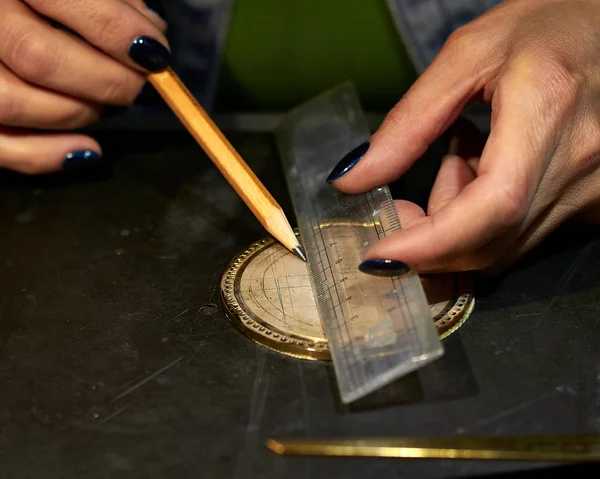 Woman engraver at work. — Stockfoto