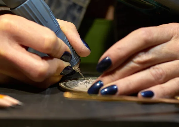 Woman engraver at work. — 스톡 사진