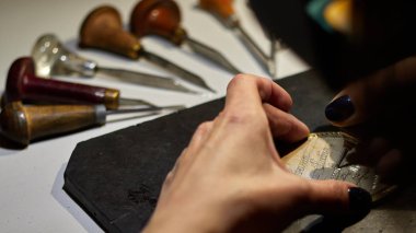 İşyerinde oymacı kadın..