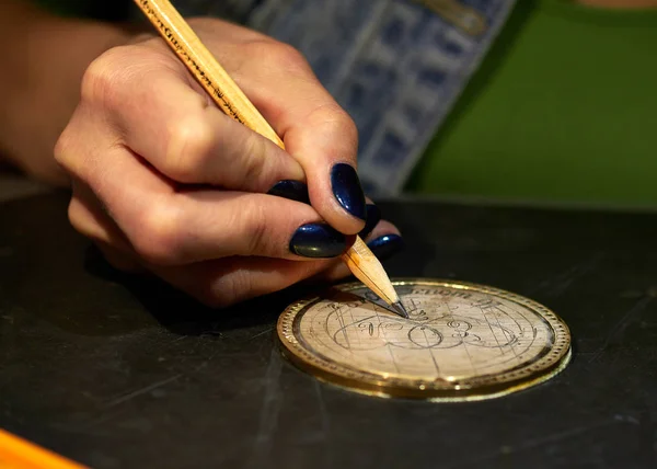 Woman engraver at work. — Stockfoto