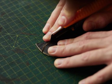 Bir tabakhane ile deri kemer üretim süreci. Atölye bronzlaştırıcı. 