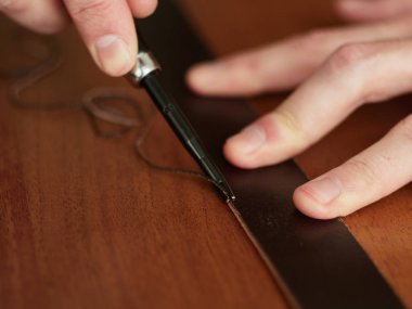 Bir tabakhane ile deri kemer üretim süreci. Atölye bronzlaştırıcı. 